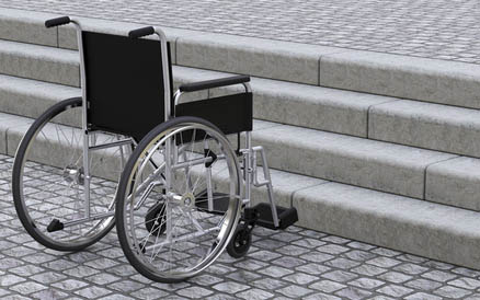 Cómo subir una silla de ruedas por la escalera